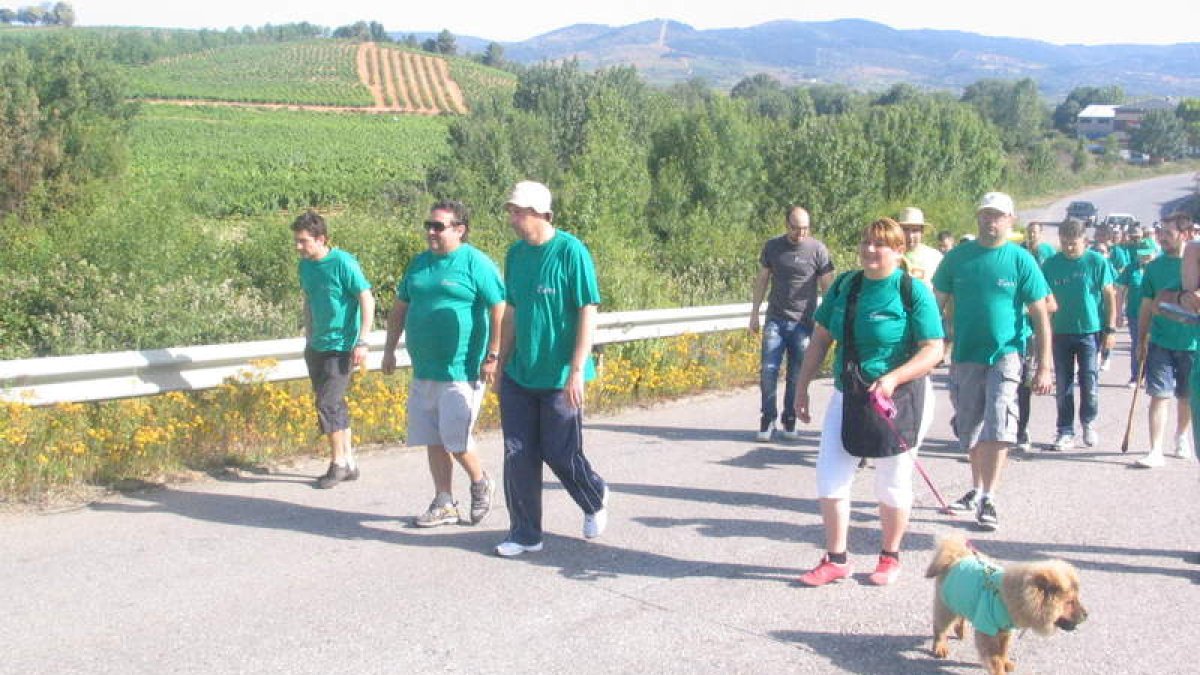 Trabajadores de Vitro, marchando a pie desde la factoría a Toral. A la derecha, Marta Martínez y su perra Nuca.
