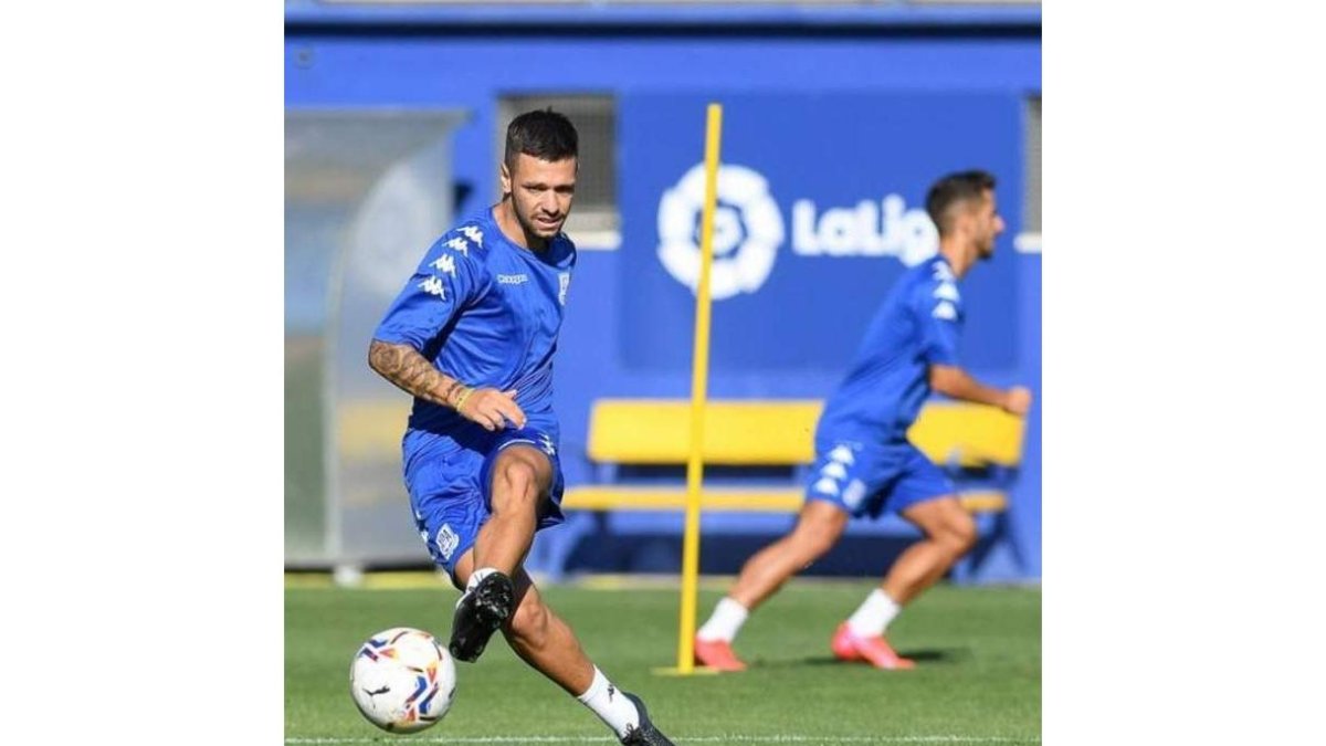 El extremo zurdo Álex Escardó entrena con el Alcorcón. ADA