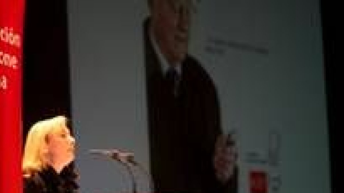 Amparo Valcarce, ayer en la clausura de la campaña «Un móvil, un amigo»