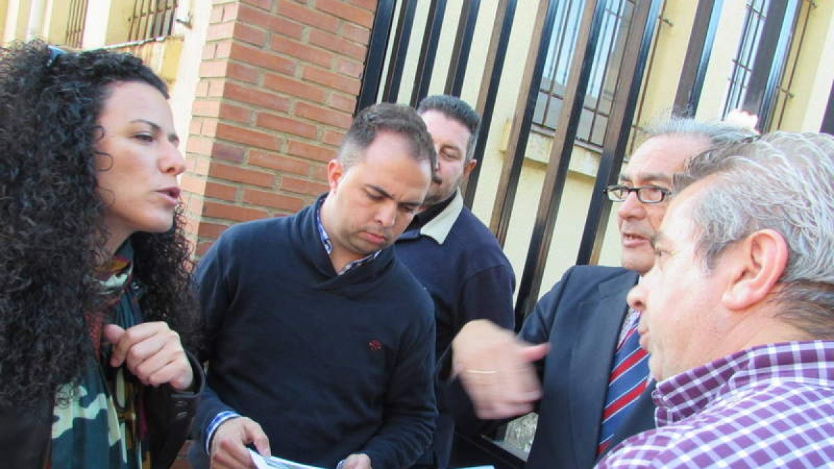 Elena Prieto se reunió con los vecinos que pidieron la pasarela.