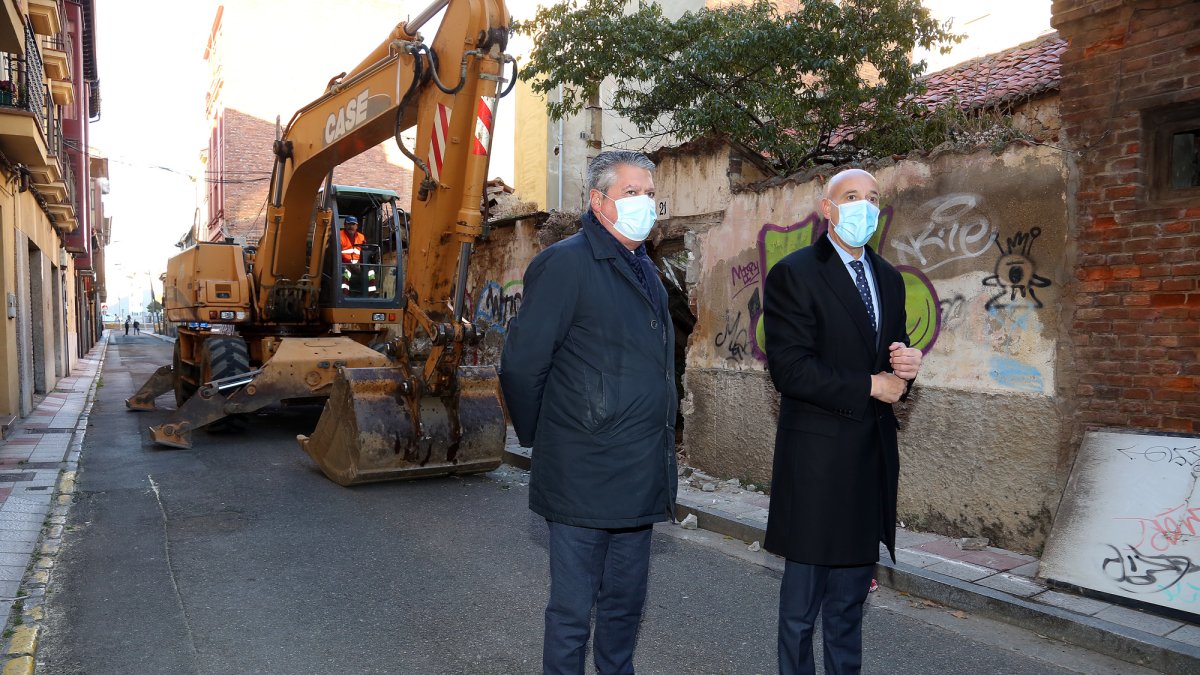 El alcalde de León, José Antonio Diez, en el comienzo de las obras de demolición para acometer la Ronda Interior. RAMIRO