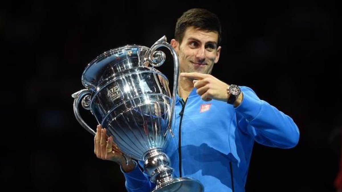 Novak Djokovic, con el trofeo de número 1 del mundo recibido en el O2 de Londres tras derrotar a Kei nishikori en el debut de la Copa de Maestros.