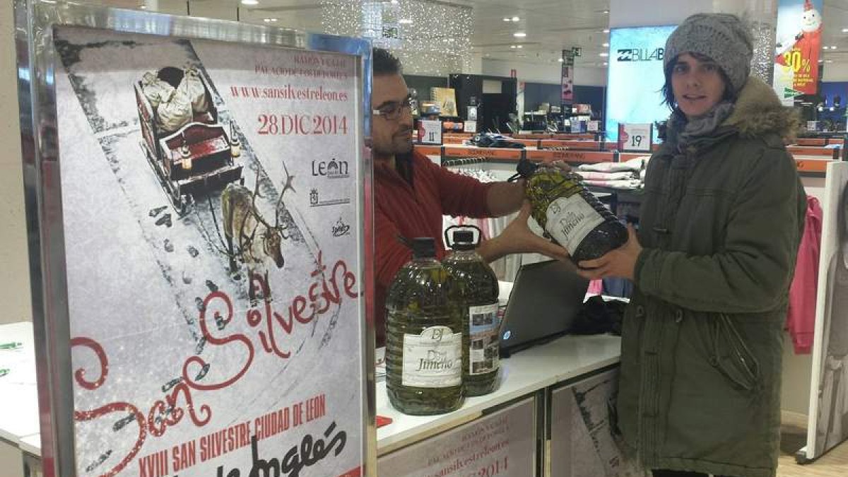 Roberto Aláiz, en el momento de entregar los 65 litros de aceite