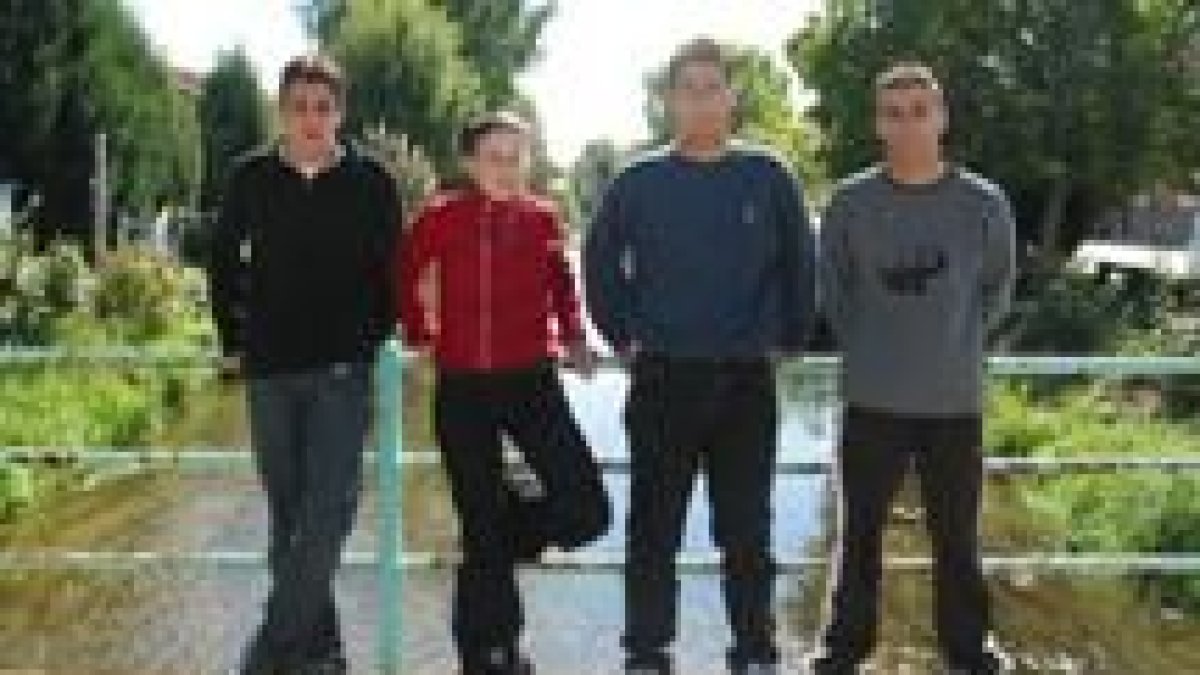 Iván Ordóñez, Lorena Martínez, Diego Martínez y Samuel Prieto, una parte de los quintos del 2002