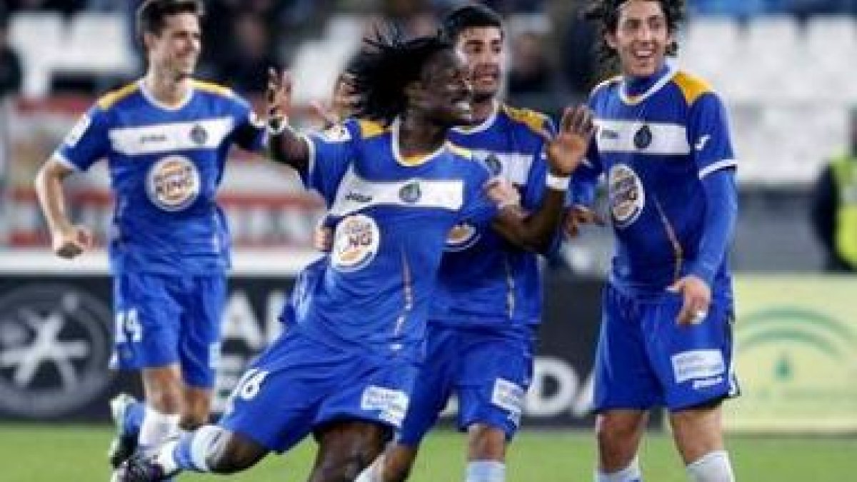 Boateng celebra con sus compañeros la consecución del tercer gol de su equipo frente al Almería