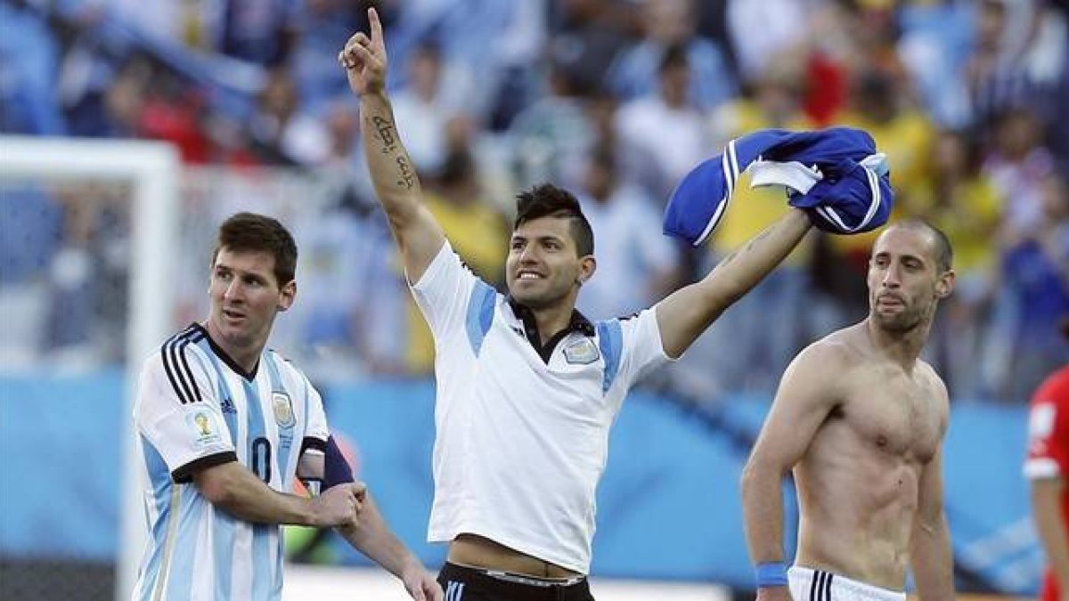 Messi, del Barça, Agüero y Zabaleta, del City, tras ganar a Suiza.