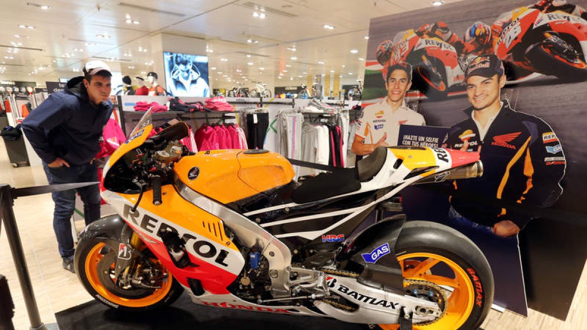 El Corte Inglés expone una de las joyas de la corona de Honda, la moto con la que Marc Márquez logró el título en 2013.