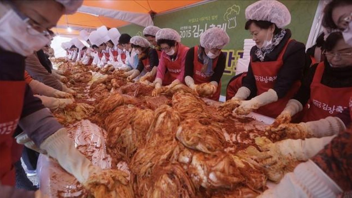 Elaboración tradicional de kimchi en Corea del Sur.