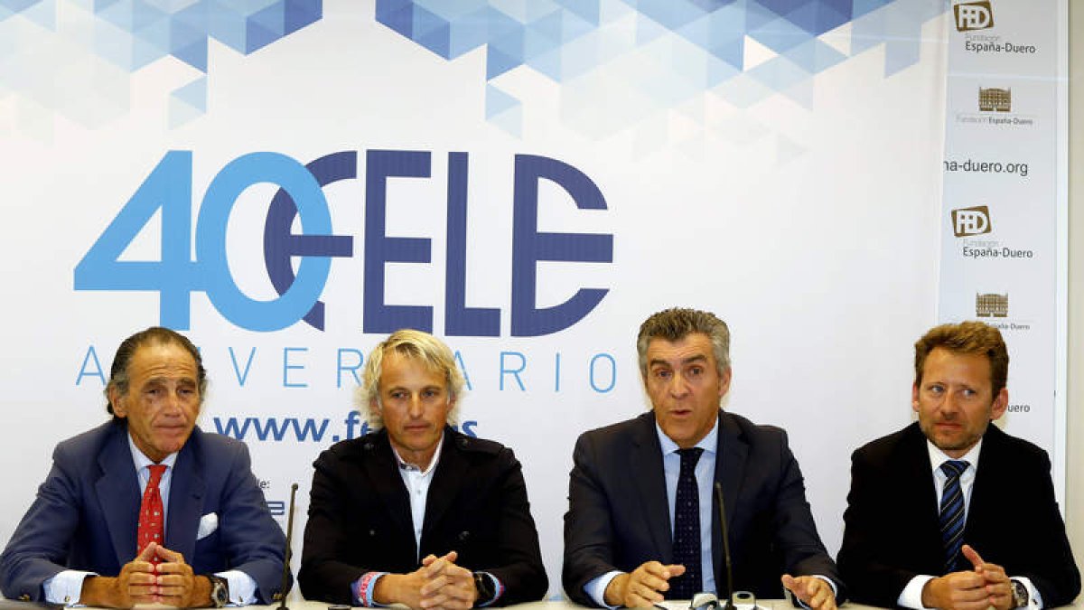Álvaro Díez, Jesús Calleja, Javier Cepedano y Enrique Suárez, ayer durante la presentación. MARCIANO