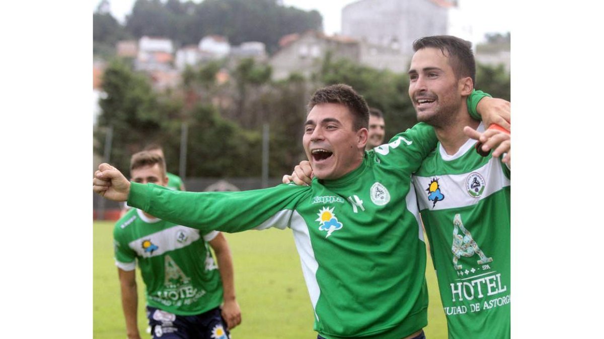 Diego, a la izquierda, es felicitado por Víctor tras conseguir el primer gol del equipo astorgano en tierras viguesas.