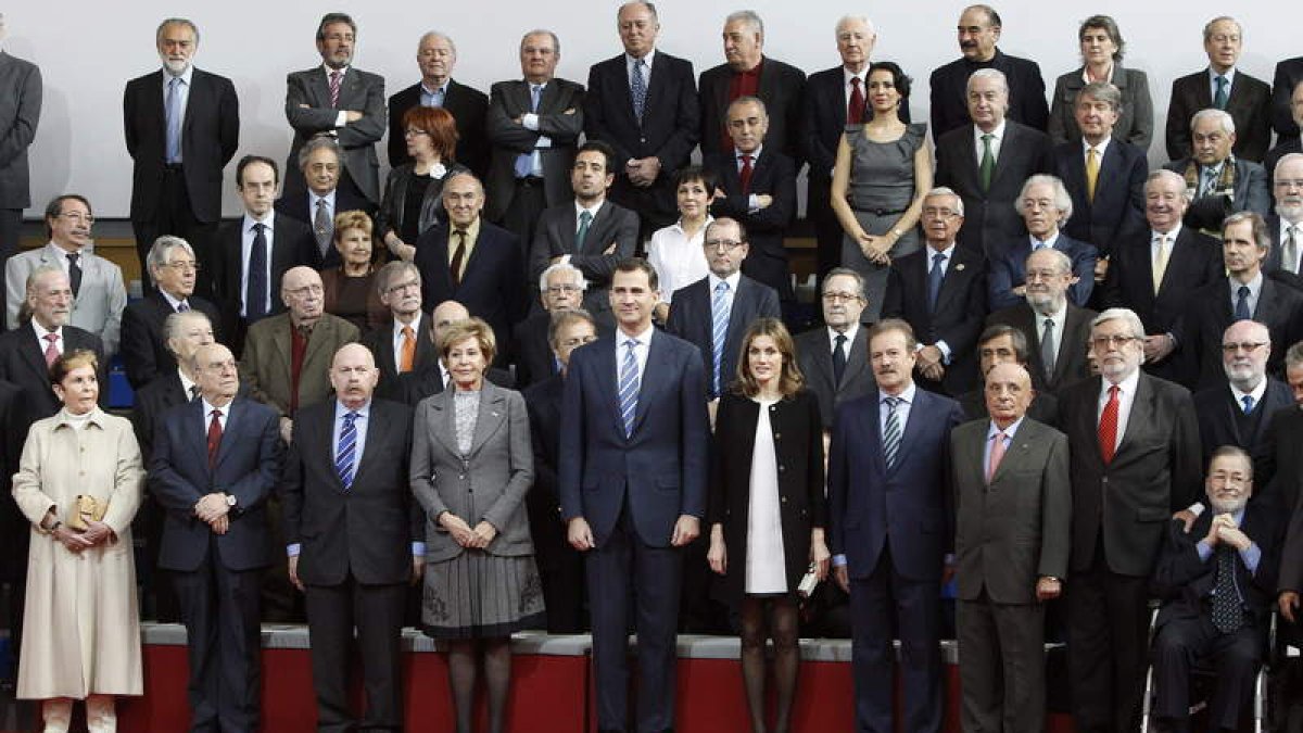 Foto de familia de algunos de los históricos de la televisión y los príncipes de Asturias en el centro.