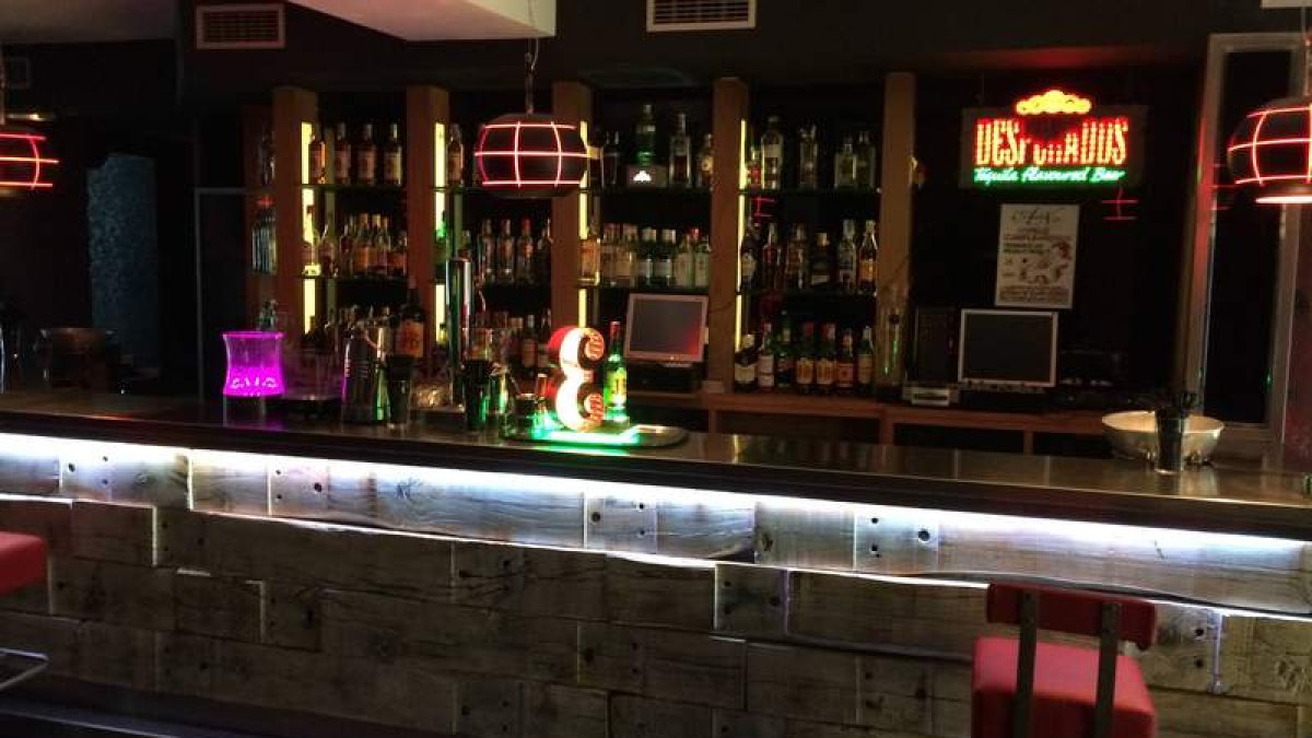 Situado en la calle El Pozo 11, el pub A de N Life se ha convertido en uno de los grandes espacios para disfrutar de buena música y mejores copas. Todo en pleno corazón del Barrio Húmedo. Abre sus puertas de jueves a sábados.