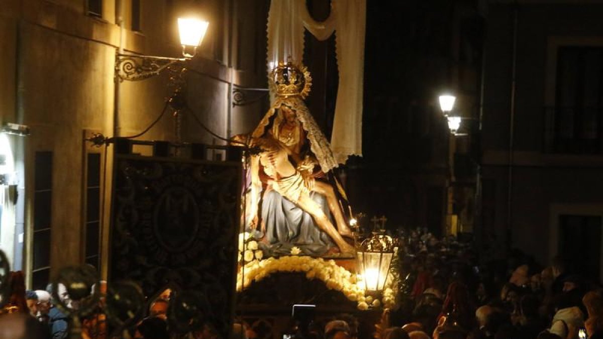 La procesión de La Dolorosa en la plaza del Grano