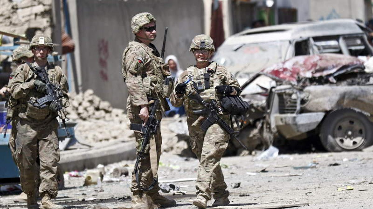 Soldados custodian la zona en la que se produjo el atentado. JAWAD JALALI