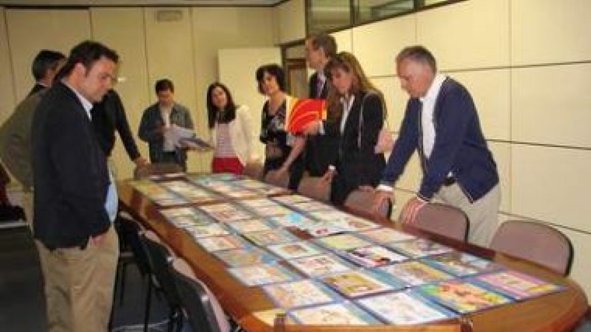 El jurado examina los dibujos del concurso.