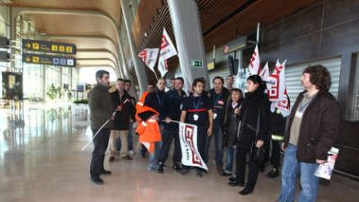 Los trabajadores, concentrados ayer en el aeropuerto.