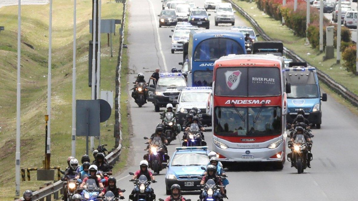 El autobús de River, escoltado, camino al aeropuerto para viajar a Madrid.