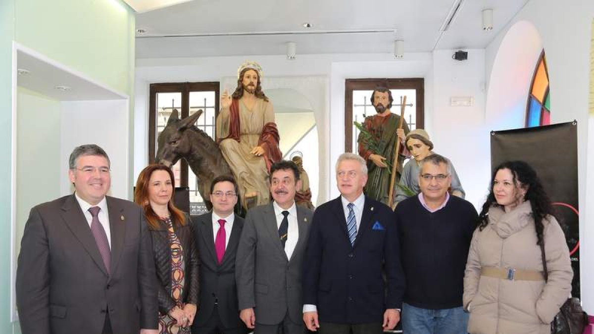Un momento de la presentación del paso, en la Oficina de Turismo del Ayuntamiento.