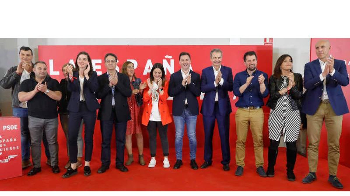 Los candidatos locales y autonómicos posaron juntos al final del acto en compañía del expresidente Rodríguez Zapatero. RAMIRO