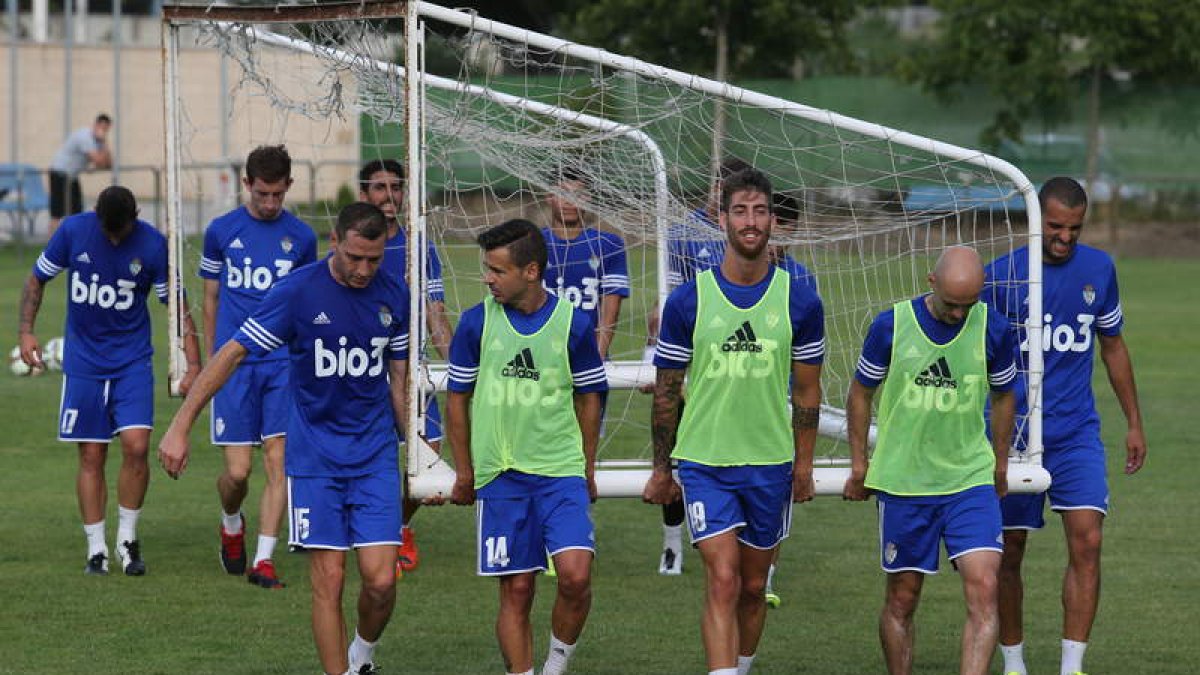 La plantilla de la Ponferradina pretende seguir por el buen camino y encontrar portería hoy frente al Sporting de Gijón