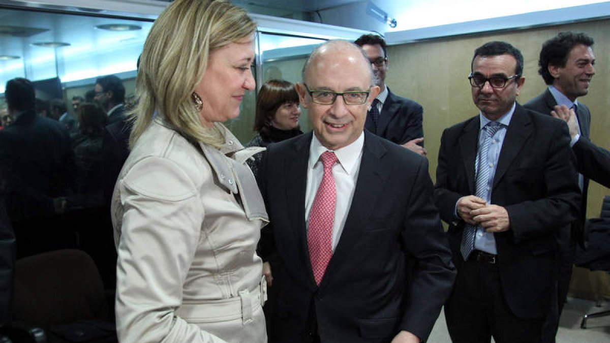 Cristóbal Montoro, junto a la consejera de Hacienda de la Junta, Pilar del Olmo.