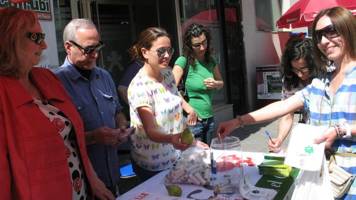 El intercambio de cigarrillos por dulces o fruta se hizo en la plaza de Lazúrtegui.