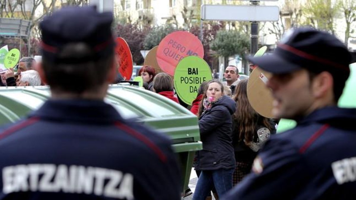 Dos agentes de Ertzaintza.