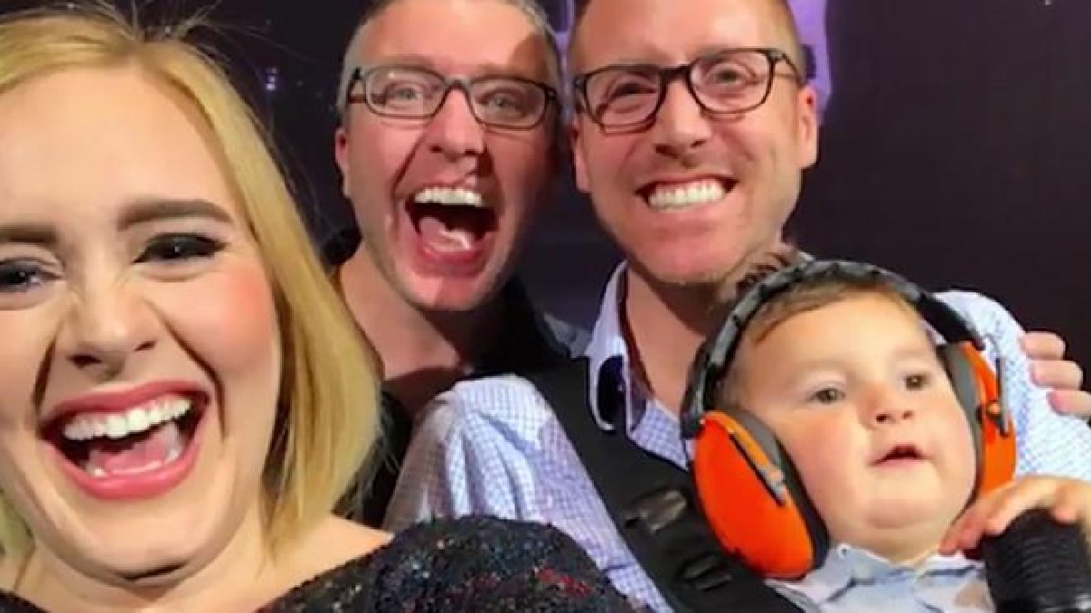 Adele se hace un selfi con unos padres gays y su bebé, durante el concierto de Toronto (Canadá).
