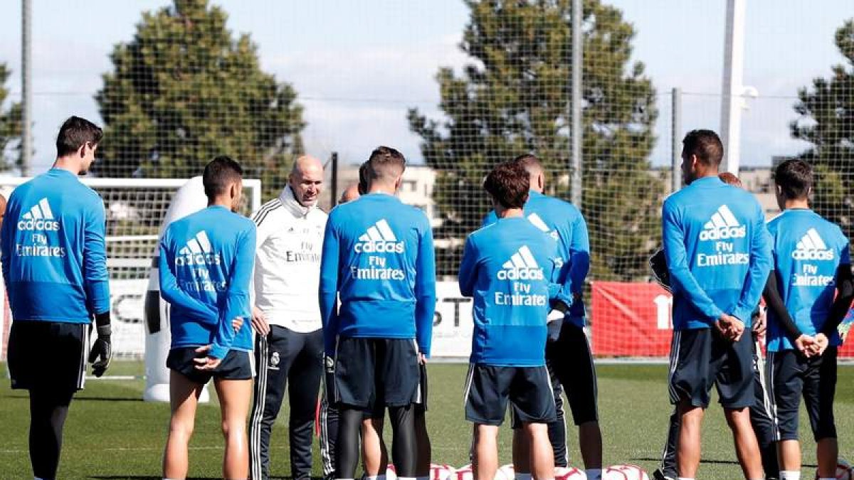 Zidane dirige su primer entrenamiento en su regreso al Madrid. EFE