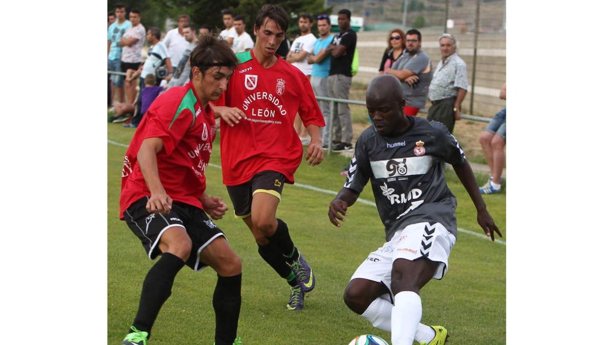 Babalola intenta zafarse de los jugadores del Ejido.