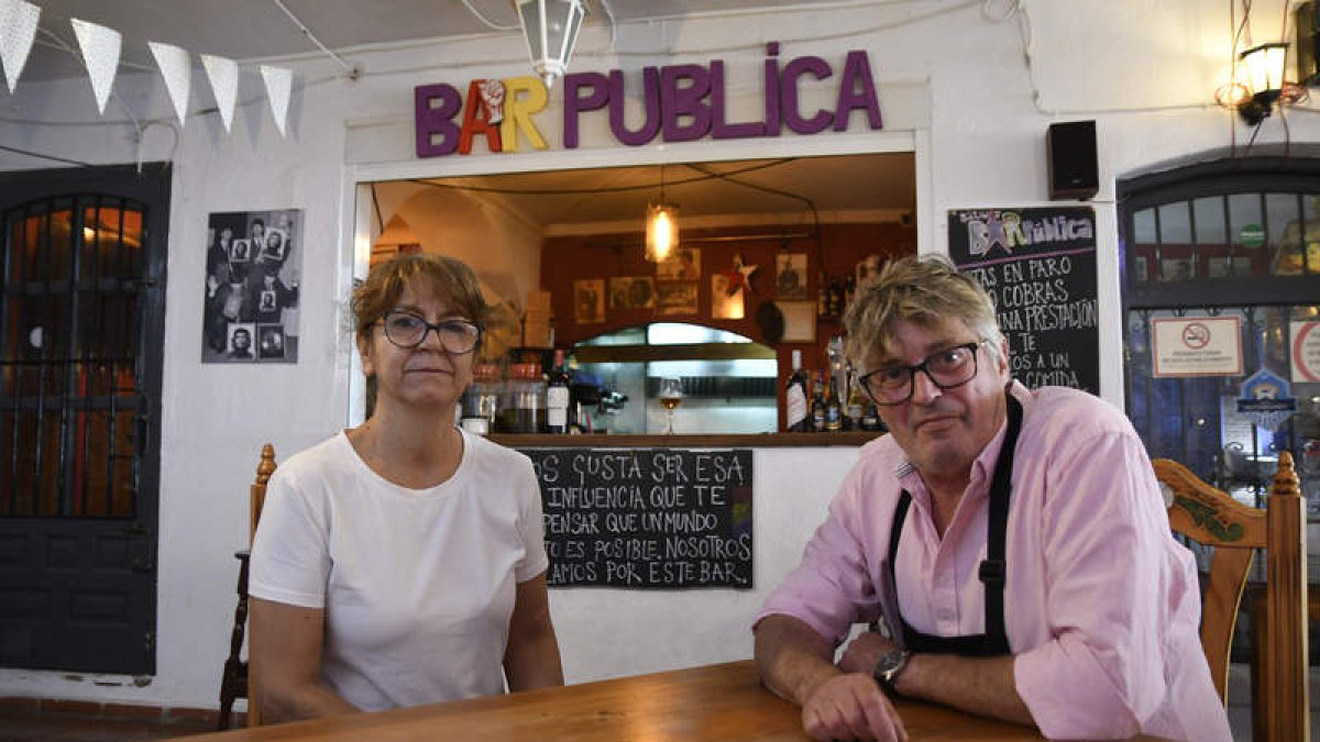 El cocinero argentino Carlos Rodríguez (d) junto a su pareja Mónica Escobar, regentan el bar Pública. CARLOS BARBA