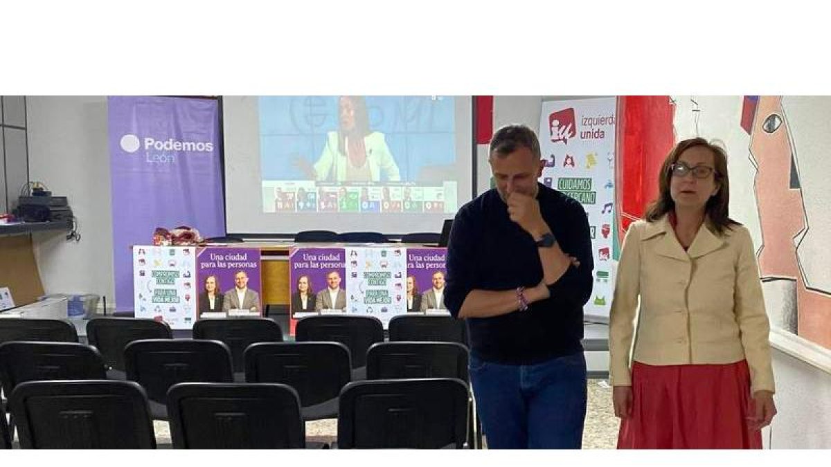 Nael Blanco y Carmen Franganillo en la sede de IU desde donde siguieron la noche electoral. DL