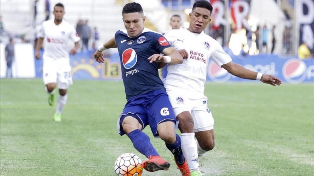 Futbolistas del Motagua y del Olimpia durante el clásico hondureño.