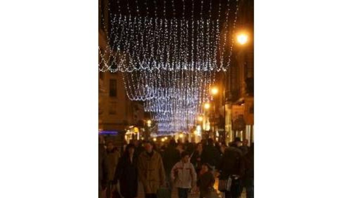 La Calle Ancha es uno de los viales en los que se han colocado las luces navideñas más novedosas