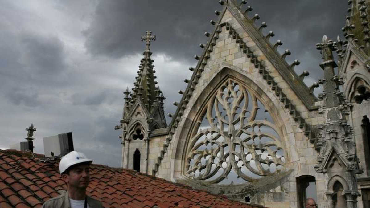 Trabajadores supervisando la cubierta de la Catedral de León en busca de grietas y otros posibles daños. JESÚS F. SALVADORES