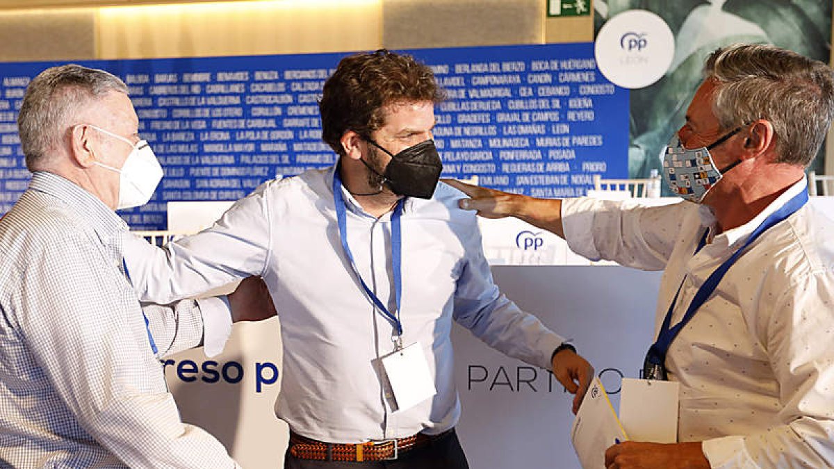 Javier Santiago Vélez, entre Ángel Valencia y José Manuel González, en el congreso. MARCIANO PÉREZ