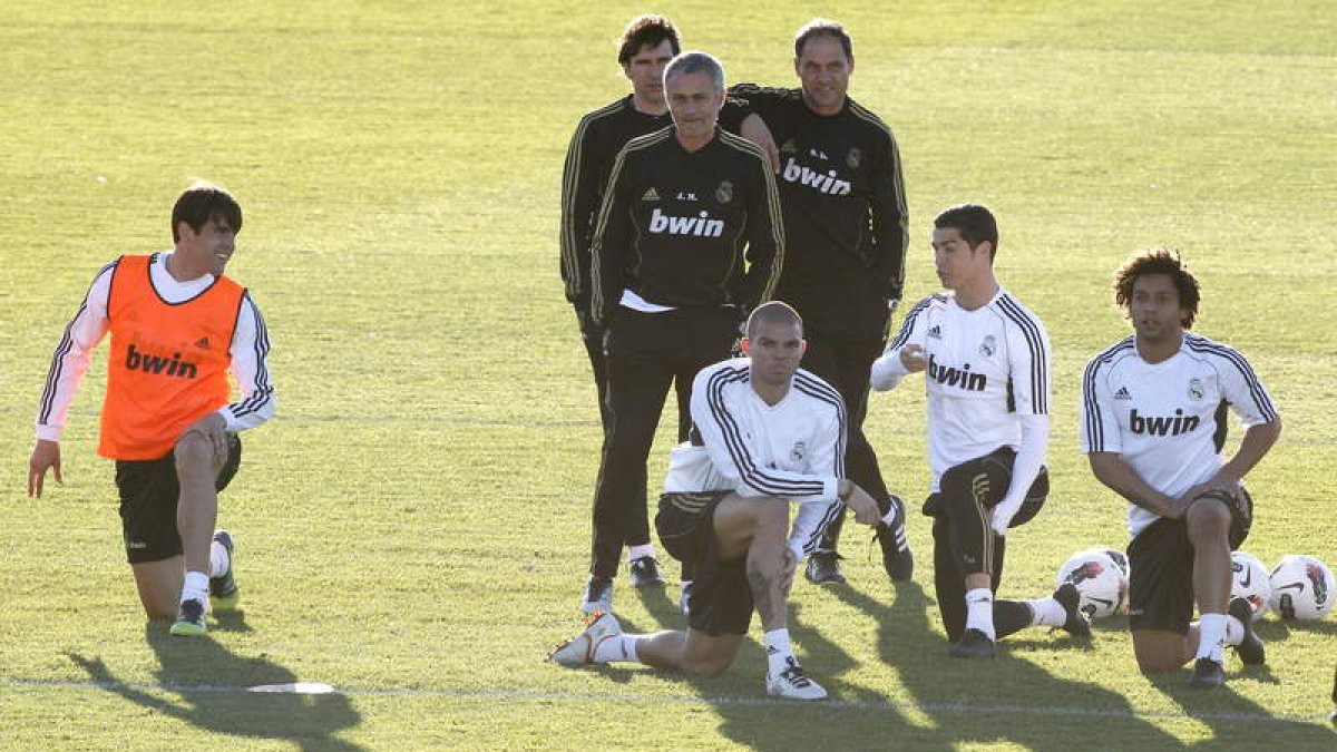 José Mourinho dirigiendo el entrenamiento de ayer de sus hombres en Valdebebas.