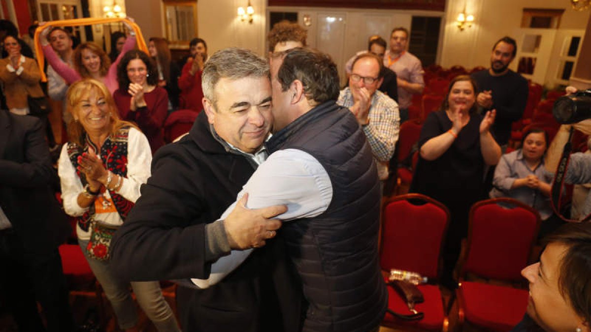 Los militantes felicitan al nuevo diputado nacional a su llegada al hotel de celebración de la fiesta electoral. FERNANDO OTERO