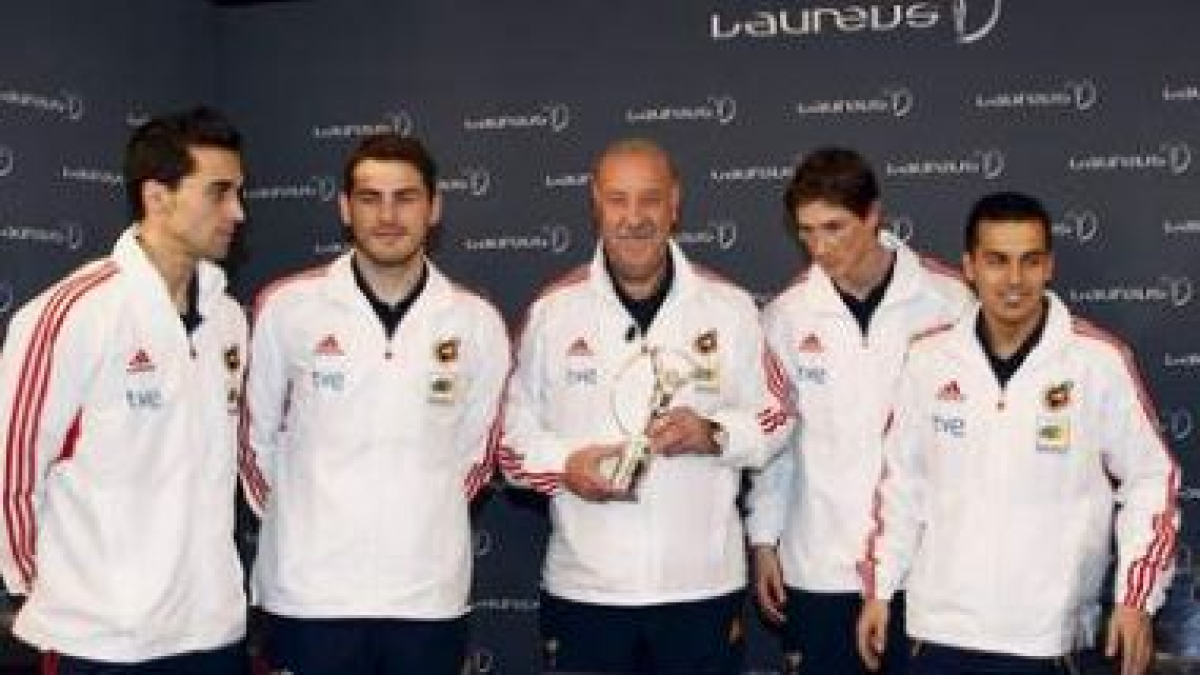 Vicente del Bosque con el premio Laureus junto a Arbeloa, Casillas, Torres y Pedro Rodríguez.