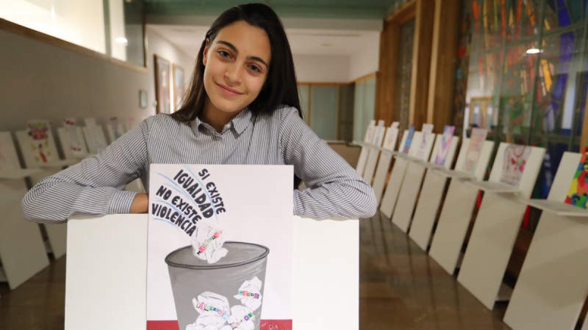 Alba Ibán Cabezas con el cartel ganador en el salón de Los Reyes en San Marcelo. RAMIRO