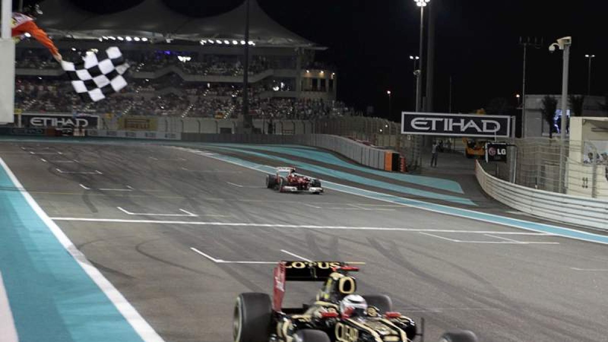 Alonso señala en el podio que aún quedan dos carreras.