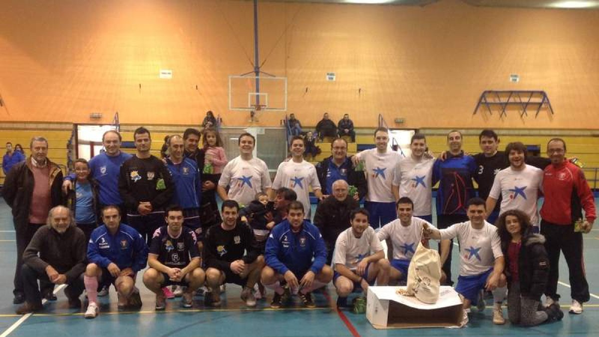 Los dos equipos finalistas posan al término de la gran final del torneo de Navidad de Antibióticos.