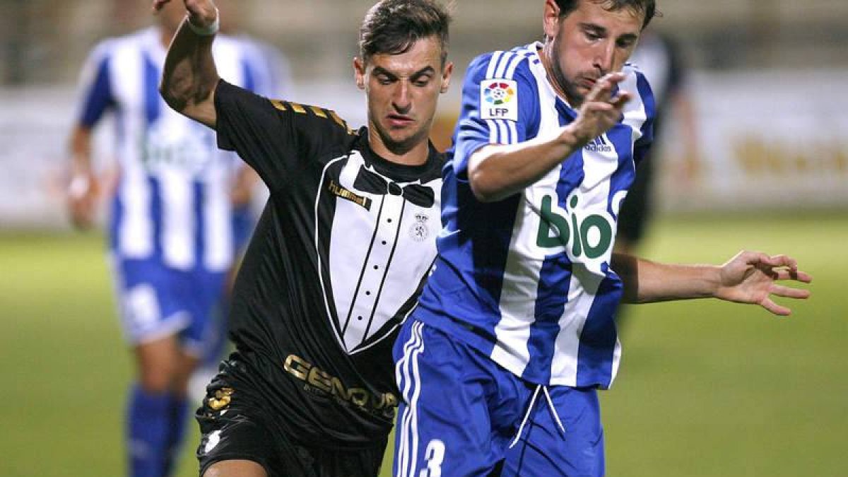 Un momento del partido entre Cultural y Deportiva.