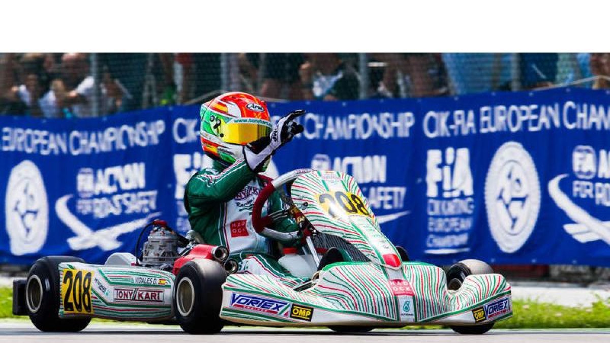El piloto leonés David Vidales levanta el brazo derecho tras cruzar como vencedor la meta del Europeo de Adriá. NACHO NÚÑEZ