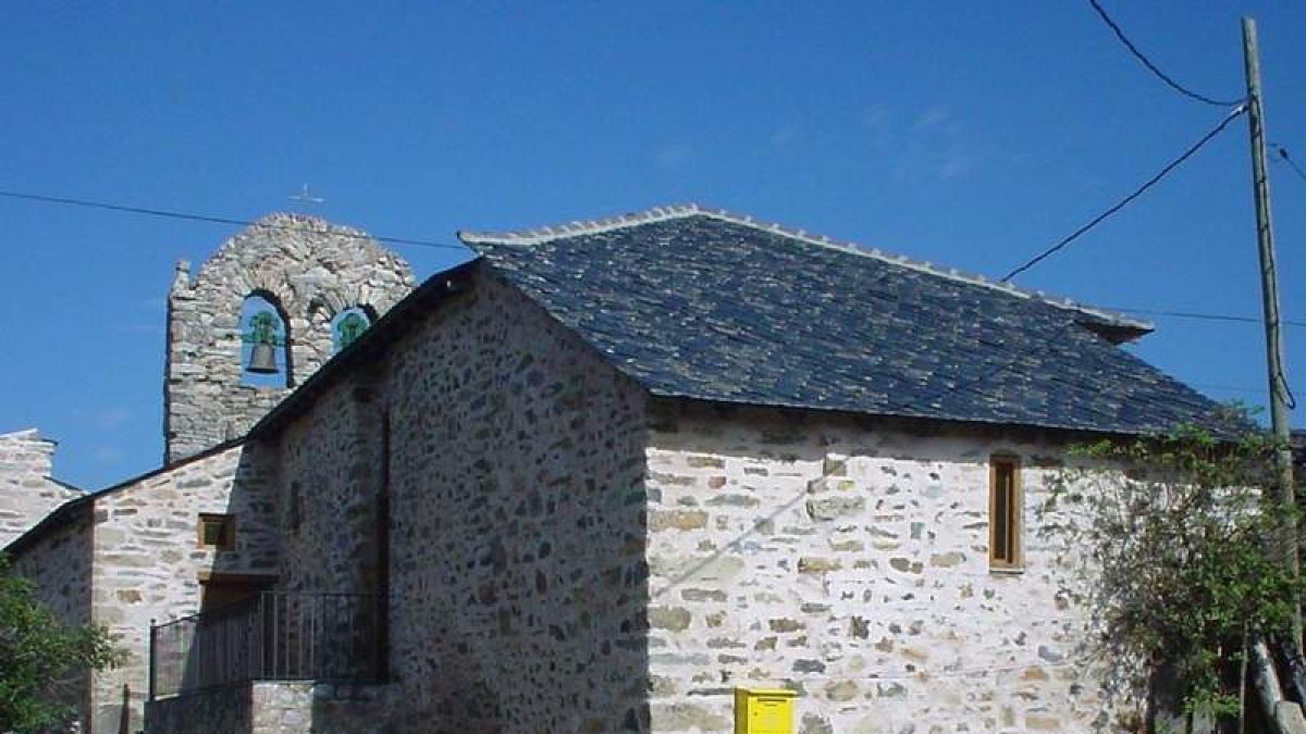 Las campanas siguen en Foncebadón gracias a María. L. DE LA MATA