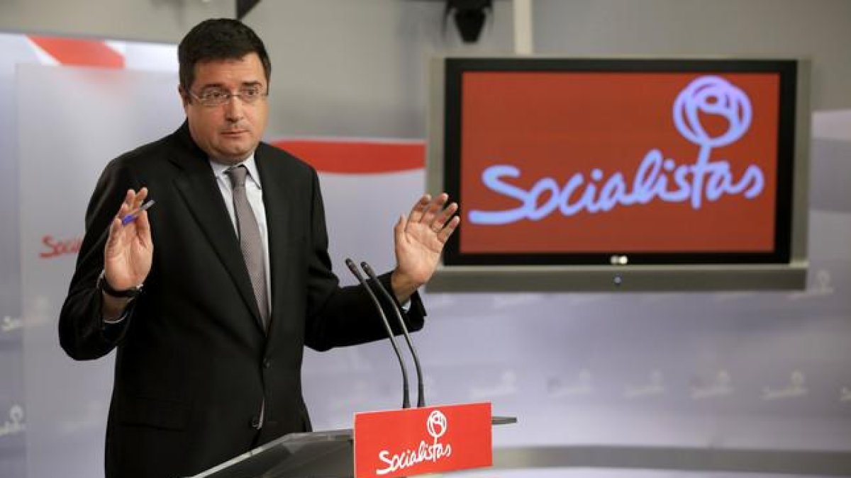 El portavoz del PSOE en el Senado, Óscar López, en una rueda de prensa.