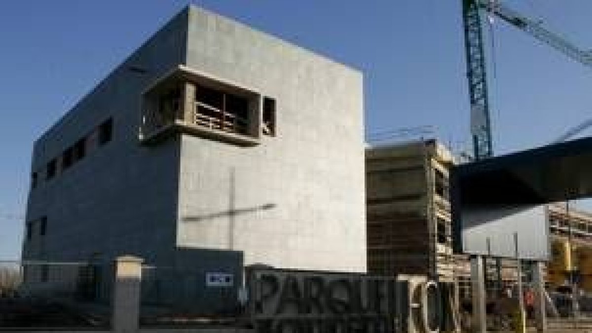 El edificio de usos múltiples de la Junta, en construcción, en el Parque Tecnológico de León