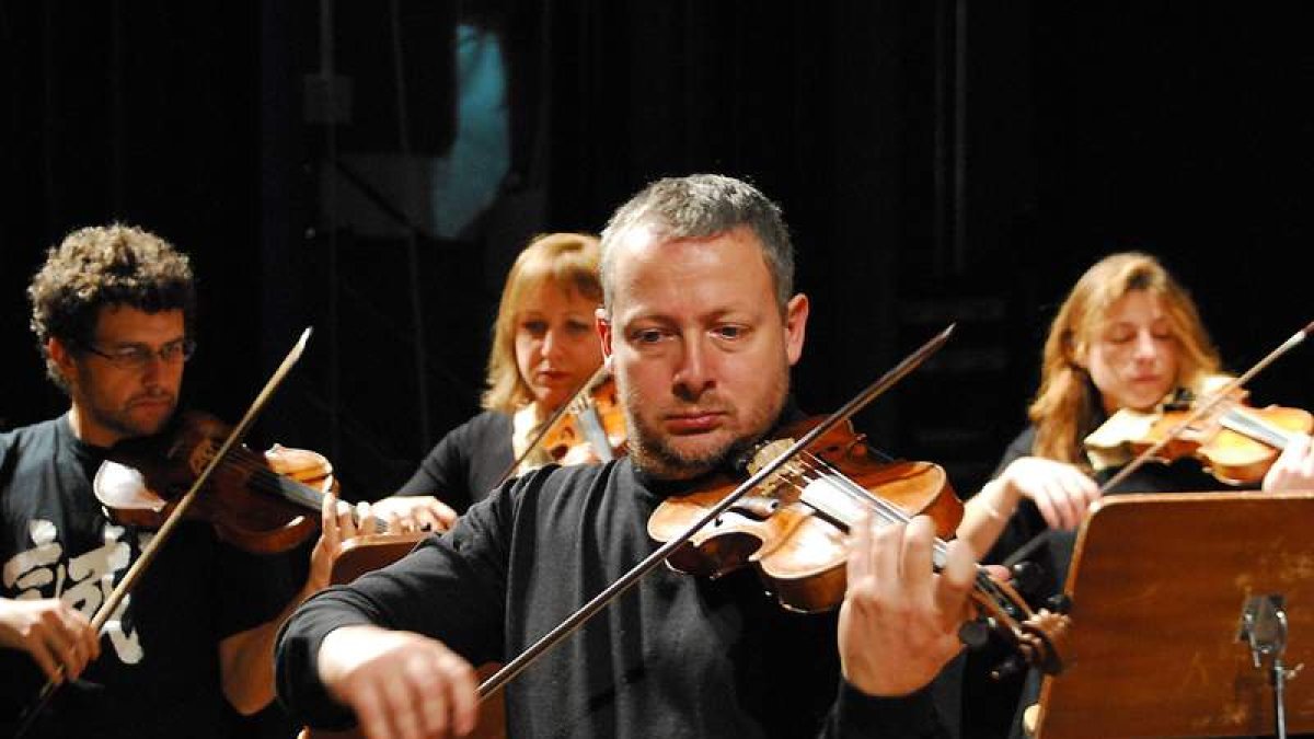 El violinista Fabio Biondi, en primer término, director de la formación Europa Galante