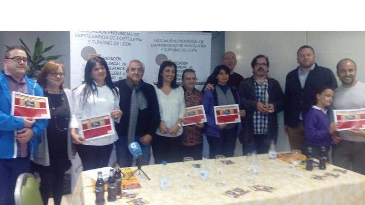 Ganadores y jurado posan tras la entrega de los premios. DL