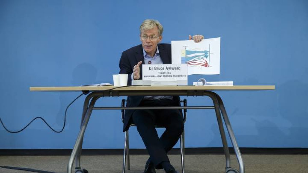 El jefe de una misión científica enviada por la Organización Mundial de la Salud (OMS) a China, Bruce Aylward, habla sobre el coronavirus. SALVATORE DI NOLFI